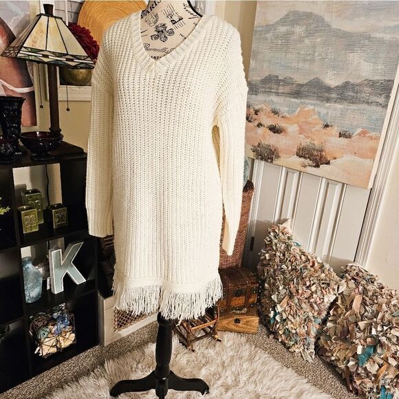 Acoa V- Neck Fringe Detail Acrylic, Chunky Stylish  Knitted Sweater. - Picture 10 of 13